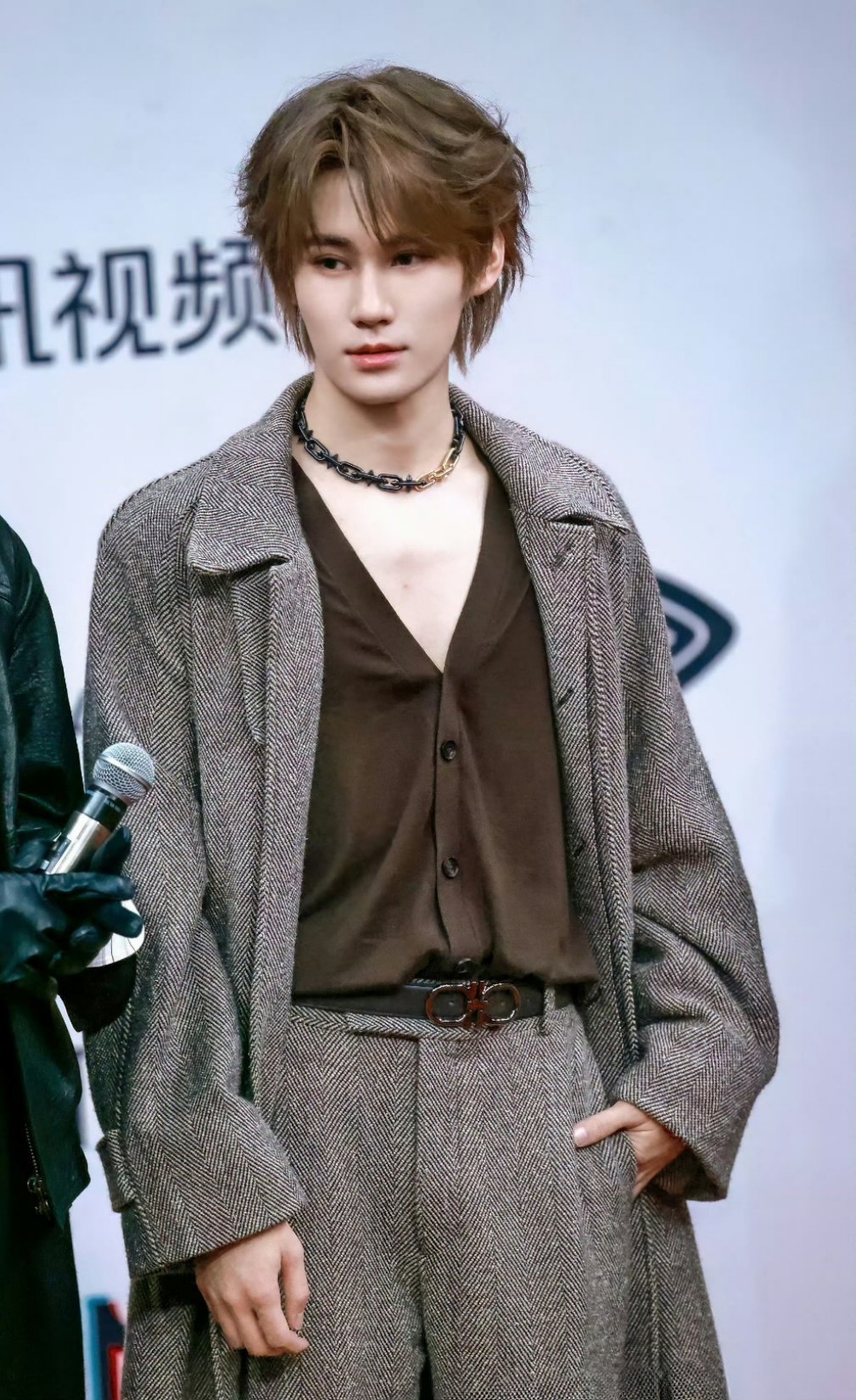张真源深V大衣造型，张真源好帅！！时尚感拉满～ 