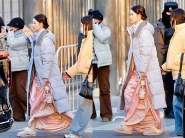 王玉雯春晚路透缎面长裙好仙 瞧瞧王玉雯春晚第四次联排的路透，她优雅下车，粉缎长裙