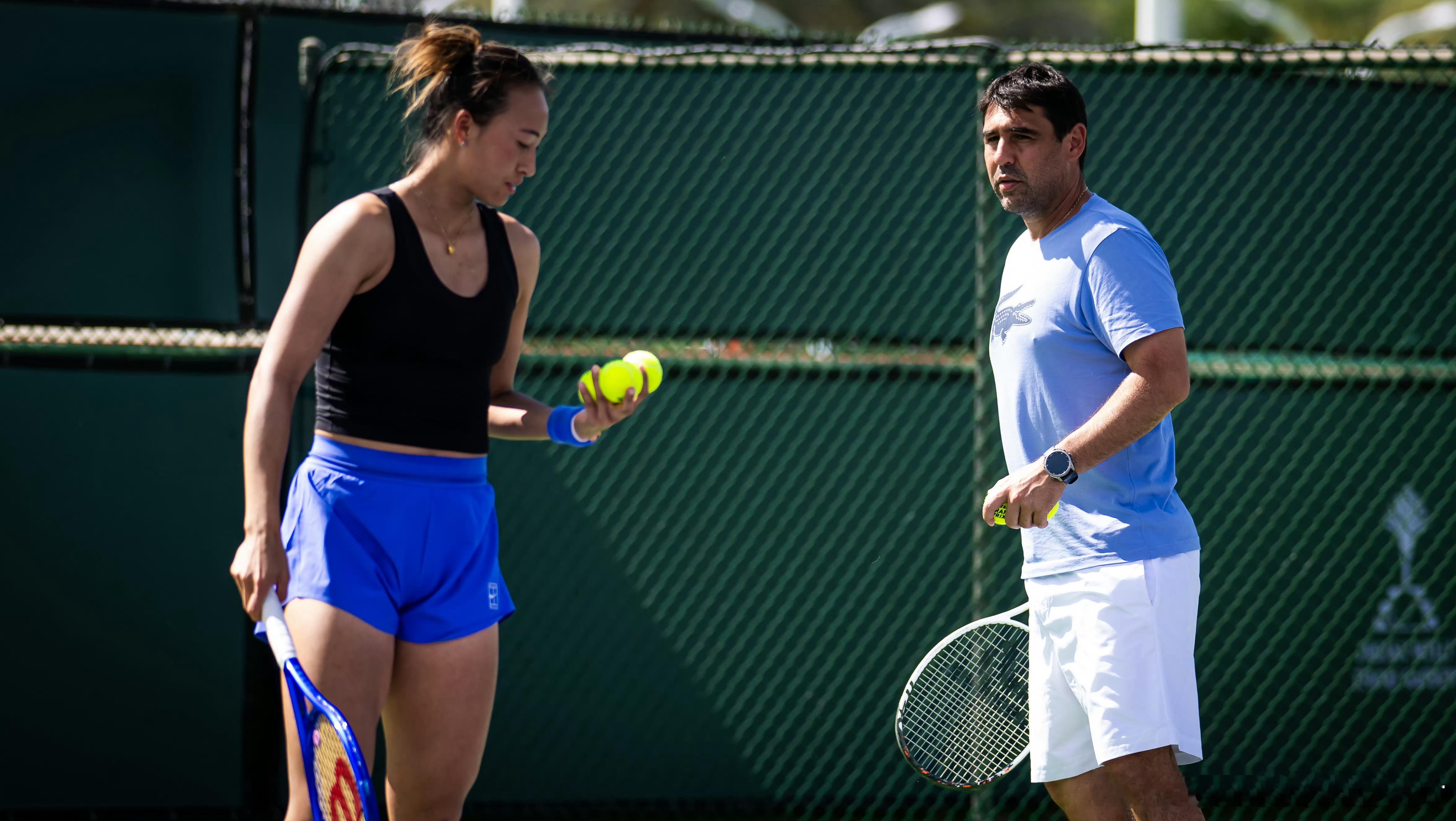 佩雷里巴已经回归郑钦文团队今天在迈阿密训练场和新教练巴格达蒂斯一起指导郑钦文图为