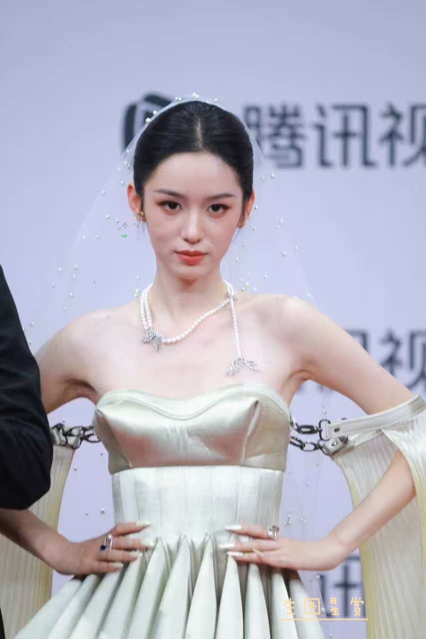 周也星光大赏红毯出图头纱造型美到了，新娘也也👰🏻♀️周也星光大赏复刻禾晏✨周