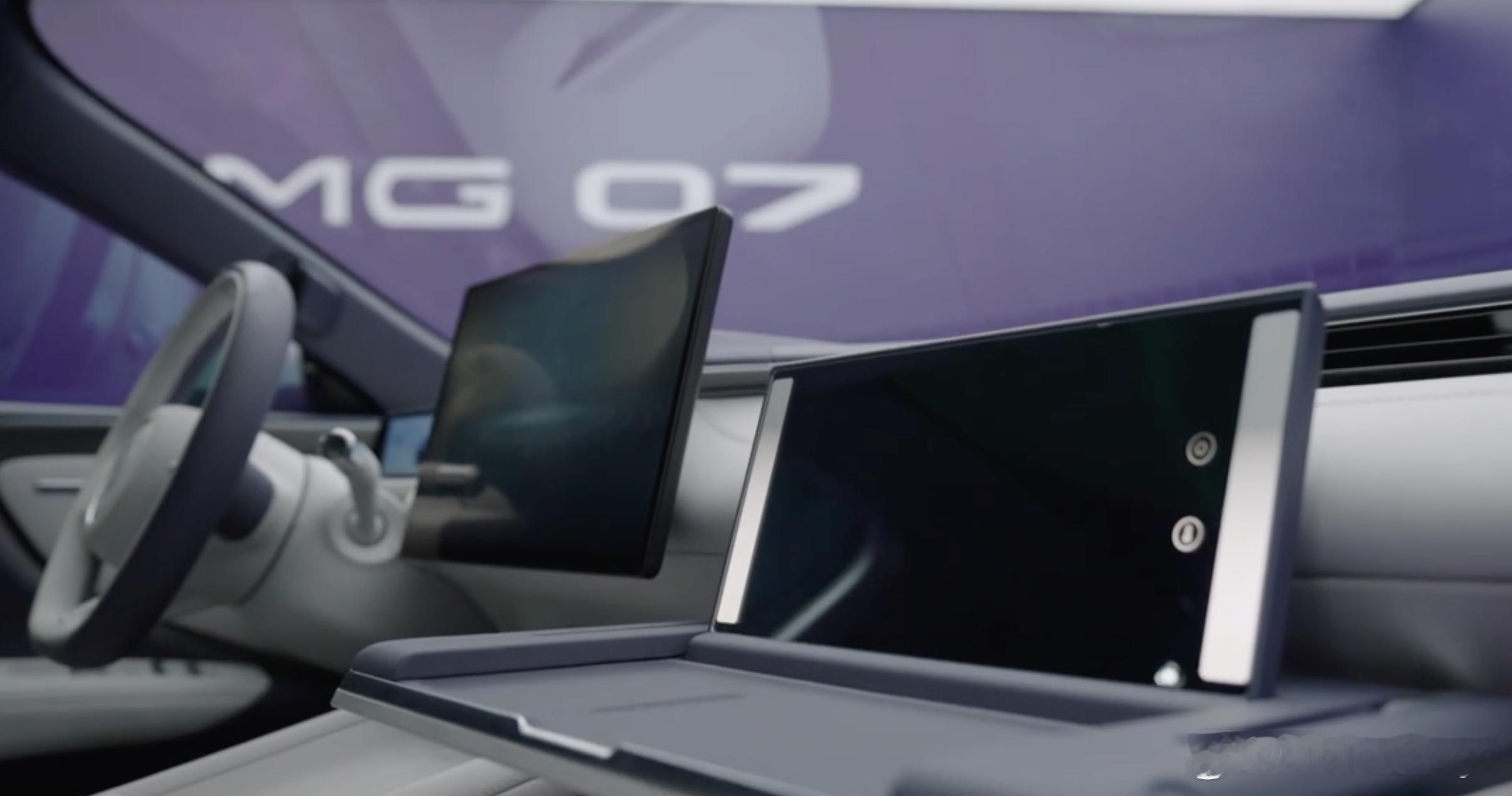 MG07的手套箱打开后是一个工作台，最神奇的是这个工作台可以打开成一个化妆台，还