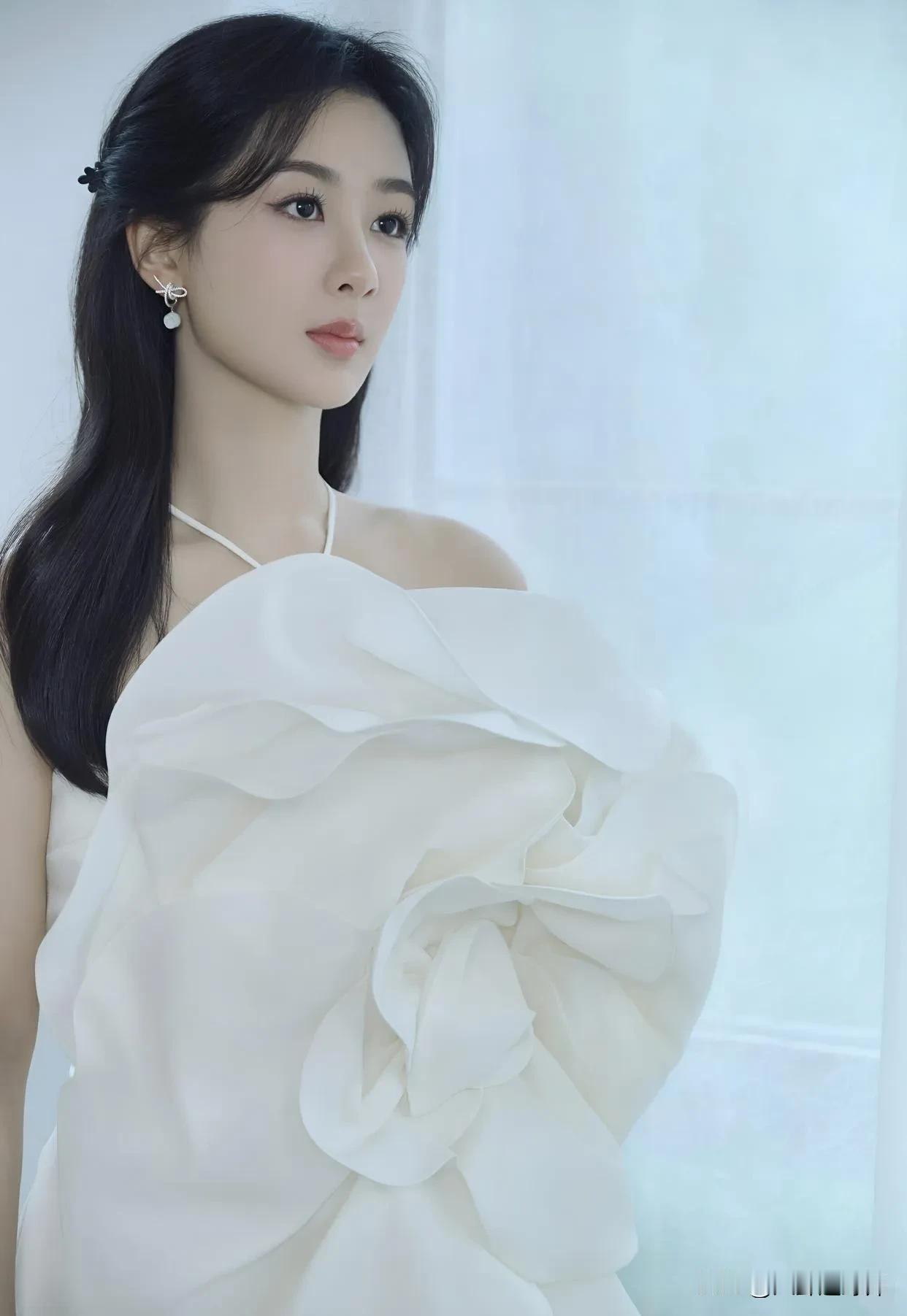 杨紫就得凑近了看！这五官是真漂亮，好白好精致！距离远了看，没有凑近了看杨紫漂亮，
