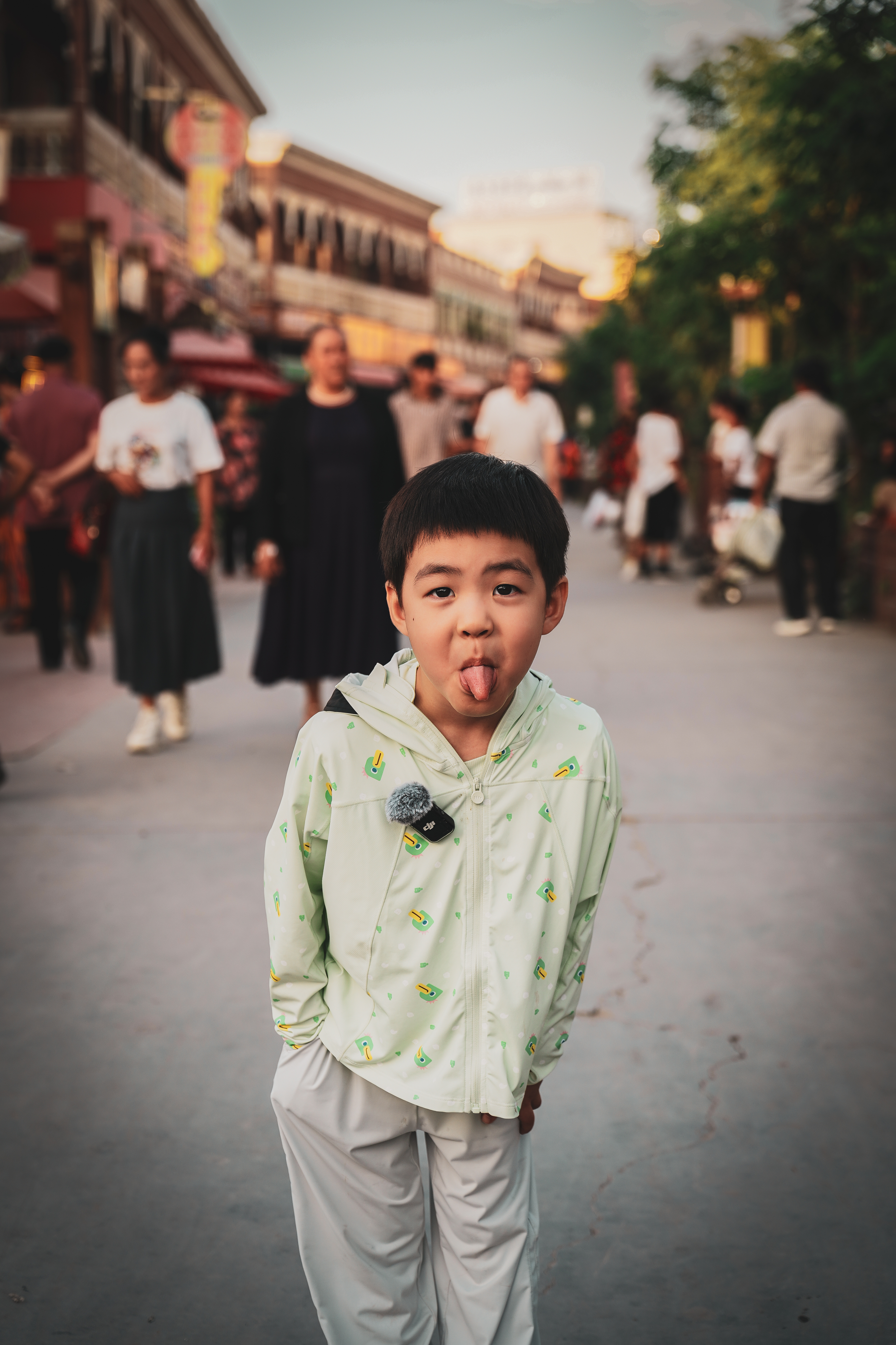 企图在莎车老街给张小苗拍个照，随后就收获了如下表情包…给小朋友拍照真的好难[允悲