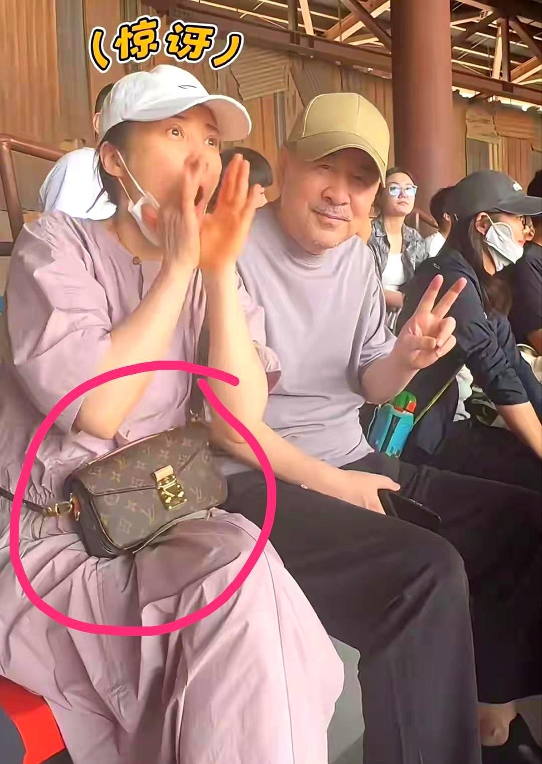 3万多的LV被蒋勤勤背成帆布包，网友：像菜市场淘的。
素颜、紫裙、人挤人，她看表