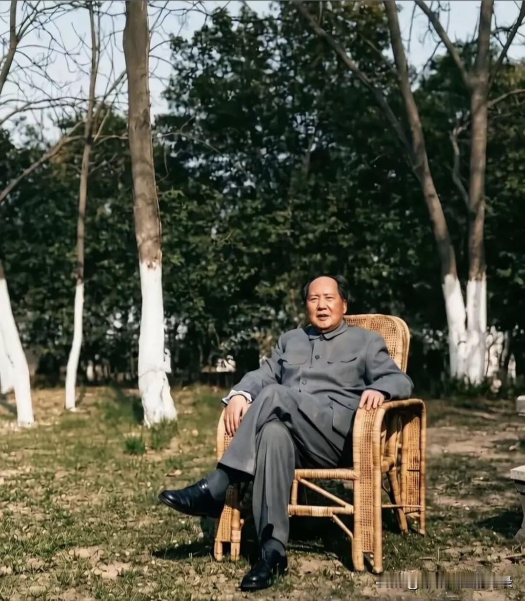 伟大领袖，伟大舵手，
伟大导师，伟大统帅。
永远的《东方红》，
永运的“人民万岁