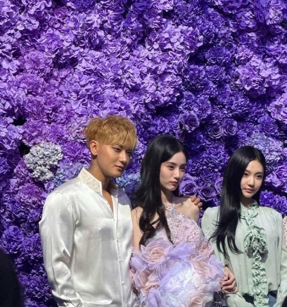 黄子韬徐艺洋宁艺卓婚礼合照 这波婚礼合照好有跨次元氛围！ ​​​