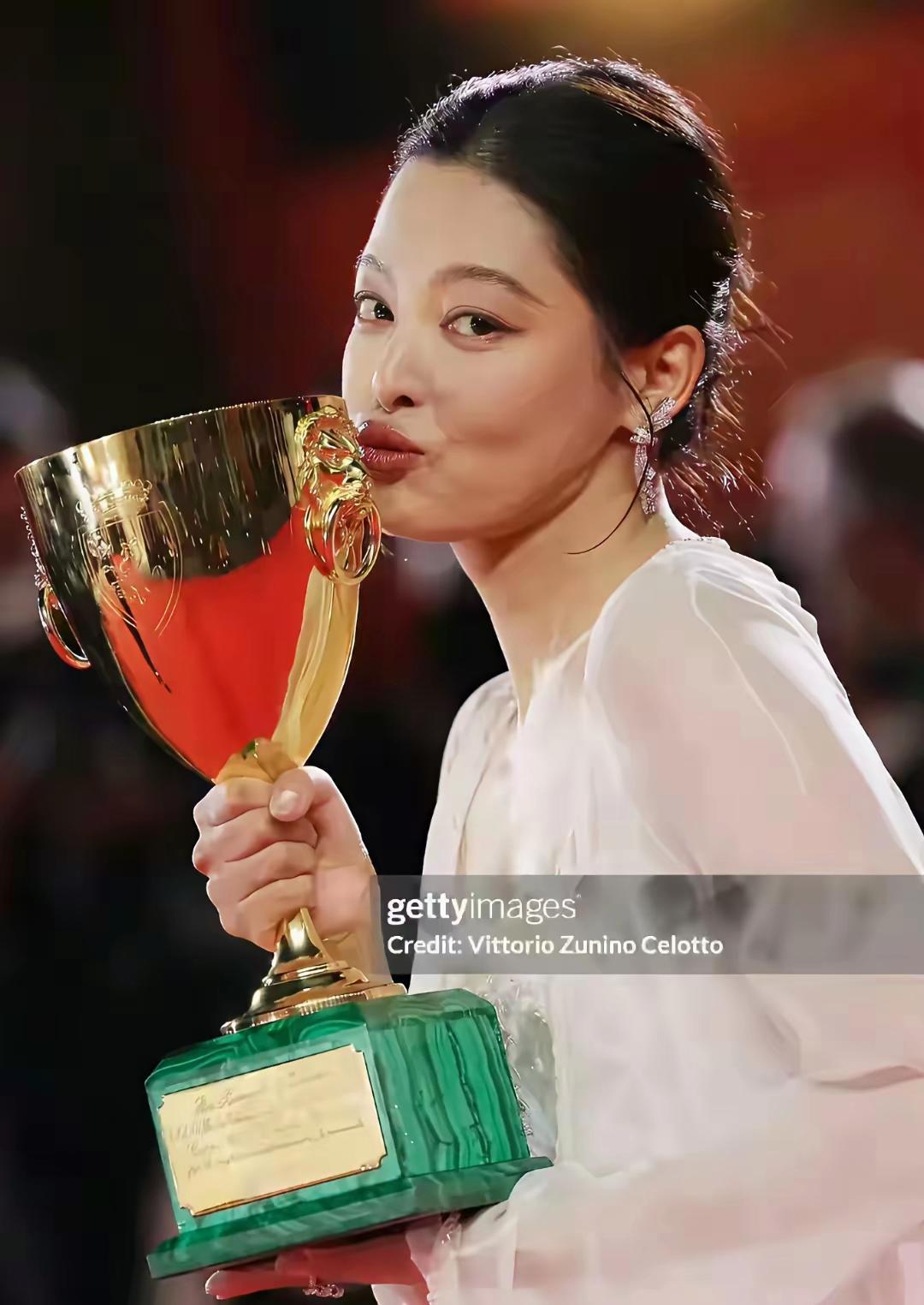 你觉得呢？演员到底要不要学英语？最近辛芷蕾这事，刚好能聊聊——她这回可太出圈了，