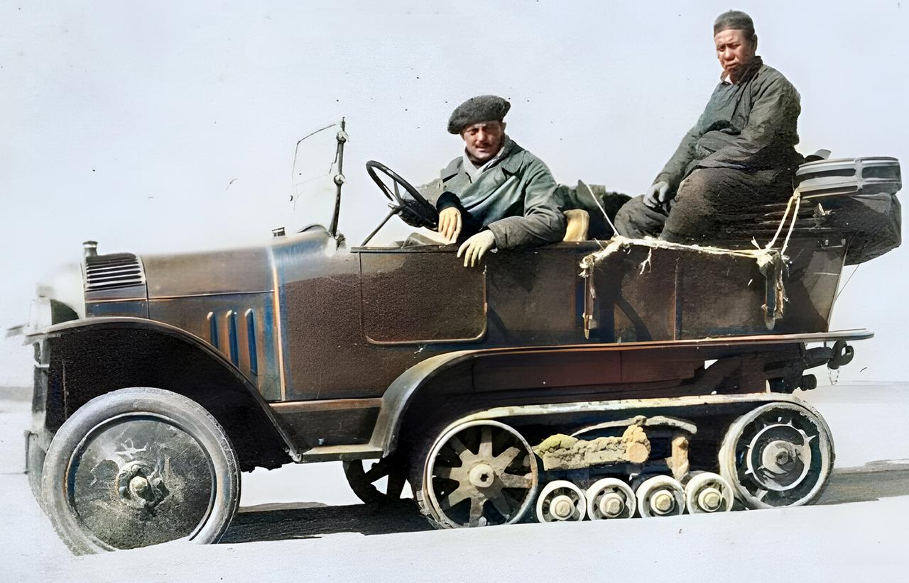 1930年，一个洋人开着一辆奇怪的敞篷汽车，车尾还坐着一名中国人。

这辆汽车的