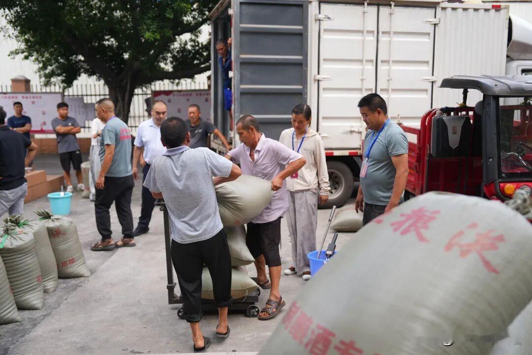五粮液发种子，然后保底价收购，虽然现在白酒行情不好，但五粮液的保底价远高于周边市