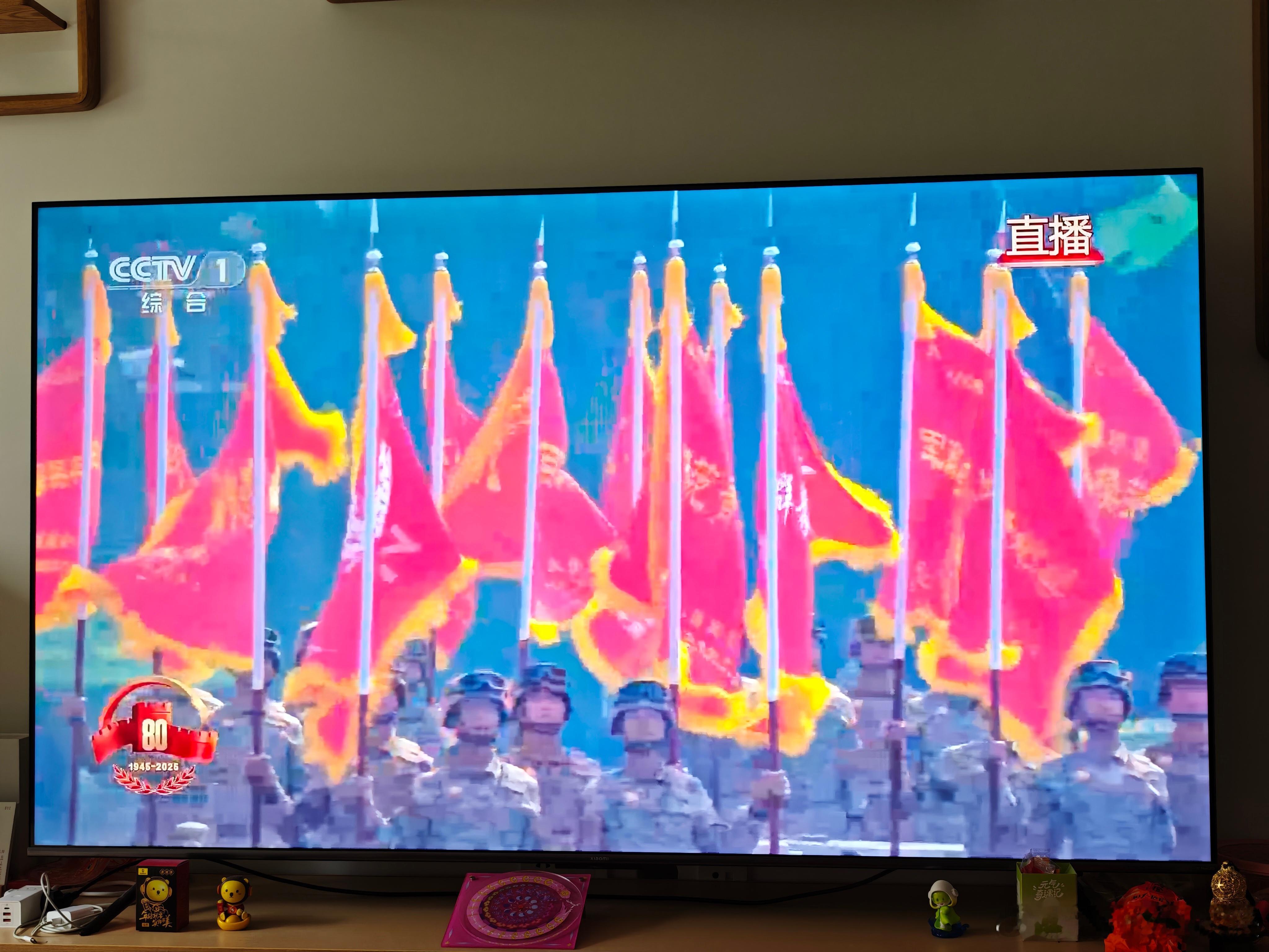 检阅部队战旗方队经过，看到了我们东北的骄傲，杨靖宇支队的旗帜。杨靖宇1940年2