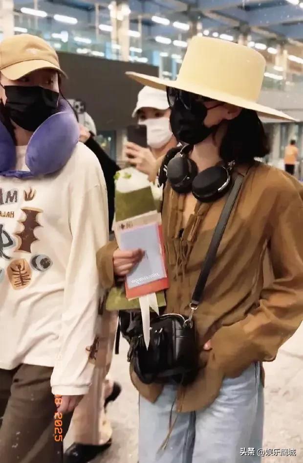 9月8日，完成威尼斯电影节精彩之旅的辛芷蕾，优雅返京。镜头下的她，身着一件宽松衬