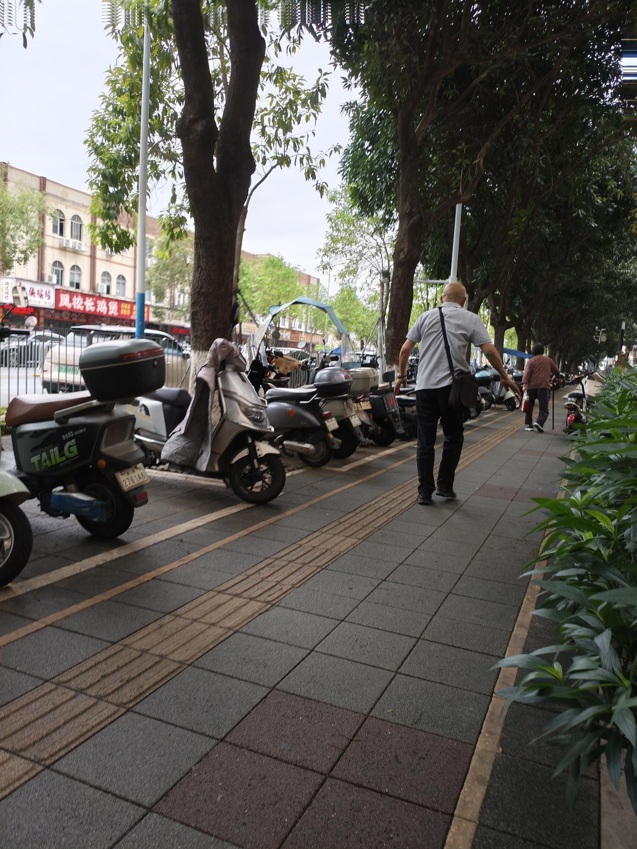 路上看到的春日街景路上的春日街景很丰富，有人在路边理发，有人在跑步，有腿腿不好的