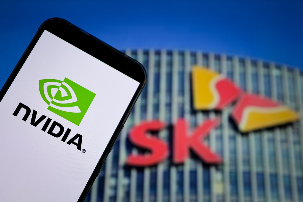 #三星SK海力士一度暴跌#【#芯片股暴跌黄仁勋喊话#：SK海力士是最大的内存合作