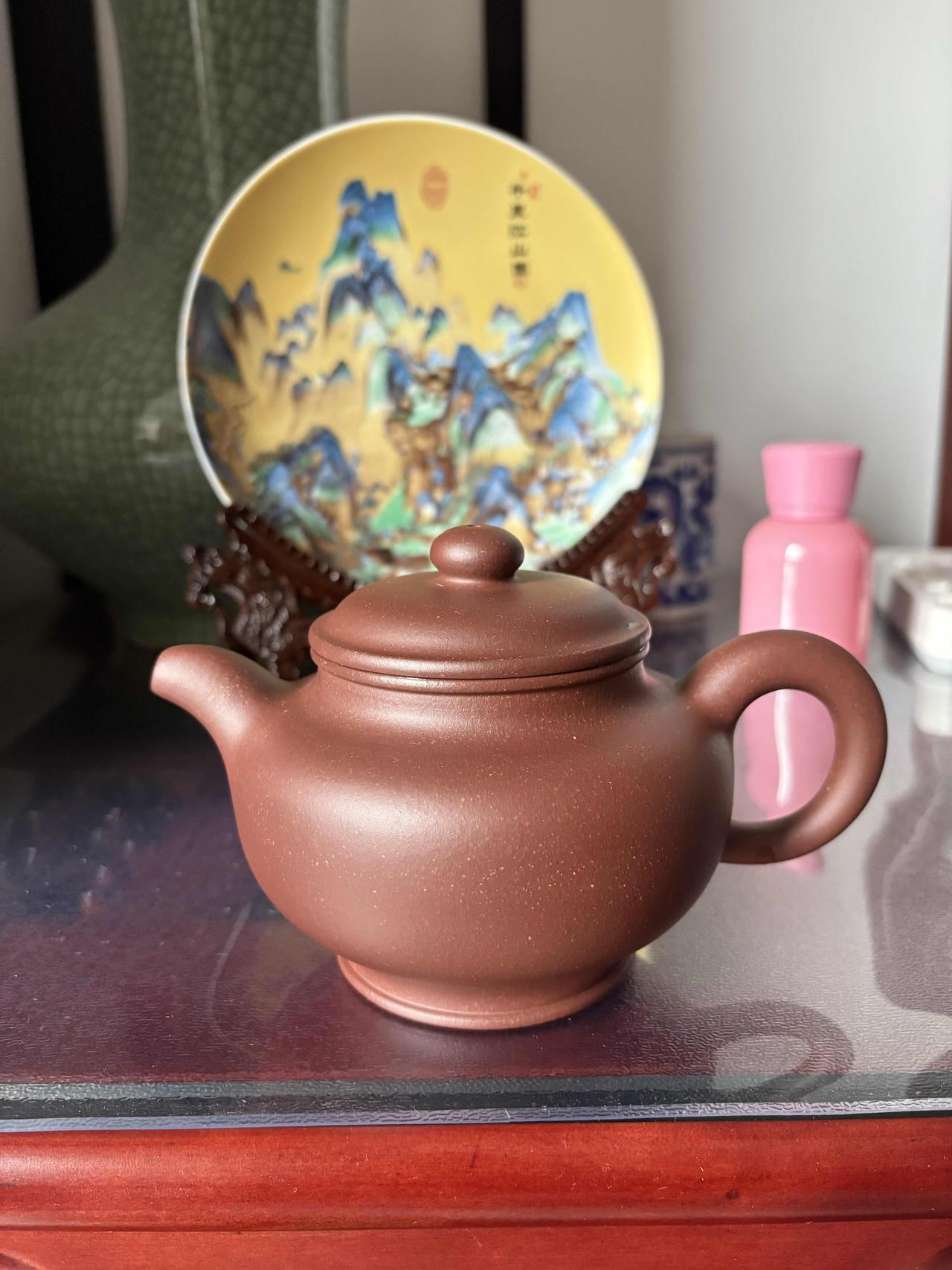 紫砂、景德镇瓷器和建盏作为中国传统茶具的三大代表，分别以宜兴紫砂、景德镇陶瓷以及