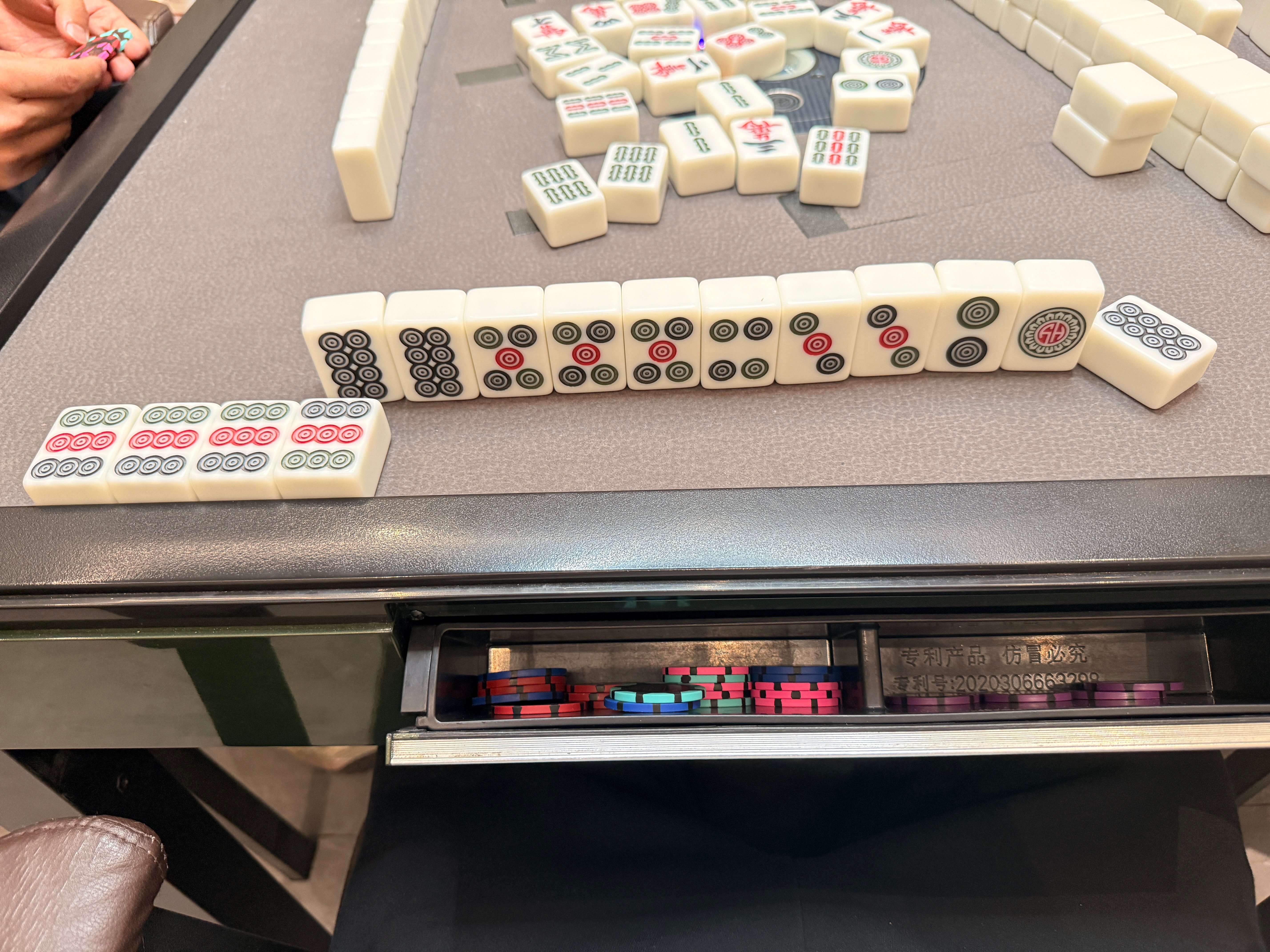 杠开三家满，嘻嘻。 