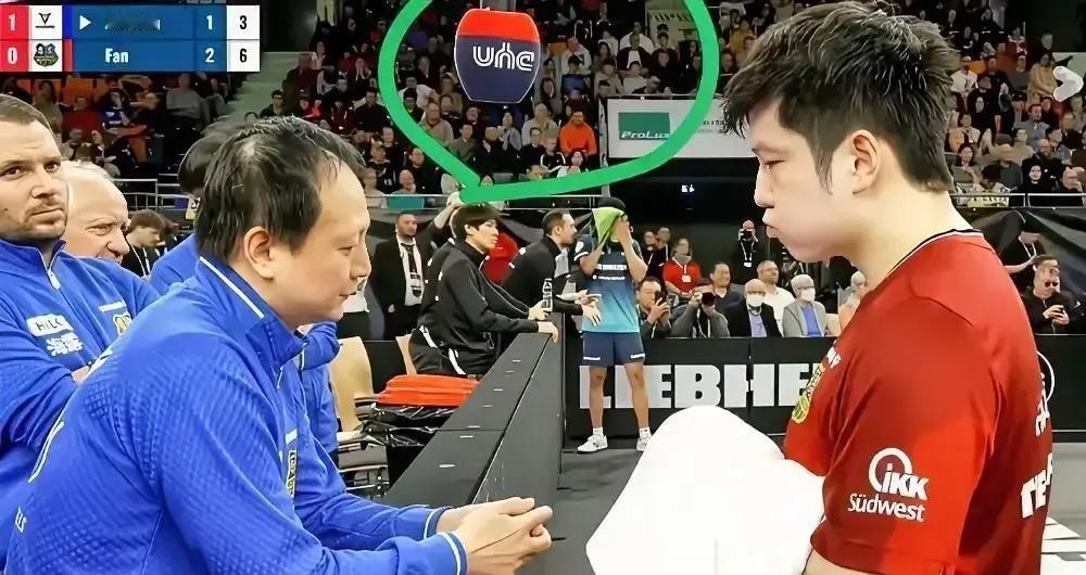 小胖比赛前被对手放话要赢他，脸一下就沉了。
训练时比平时狠练俩小时，热身时摇头皱