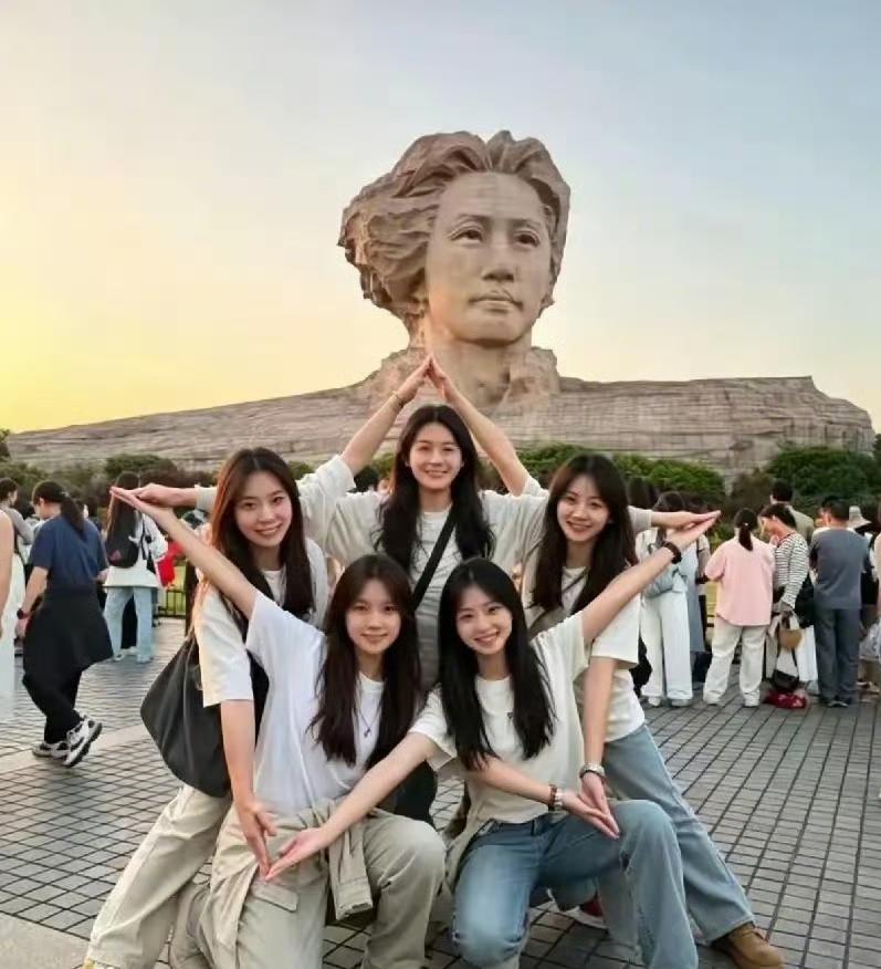 青春活力，朝气蓬勃。

橘子洲头的风，带着少年时的热烈，也吹来了我们的青春。

