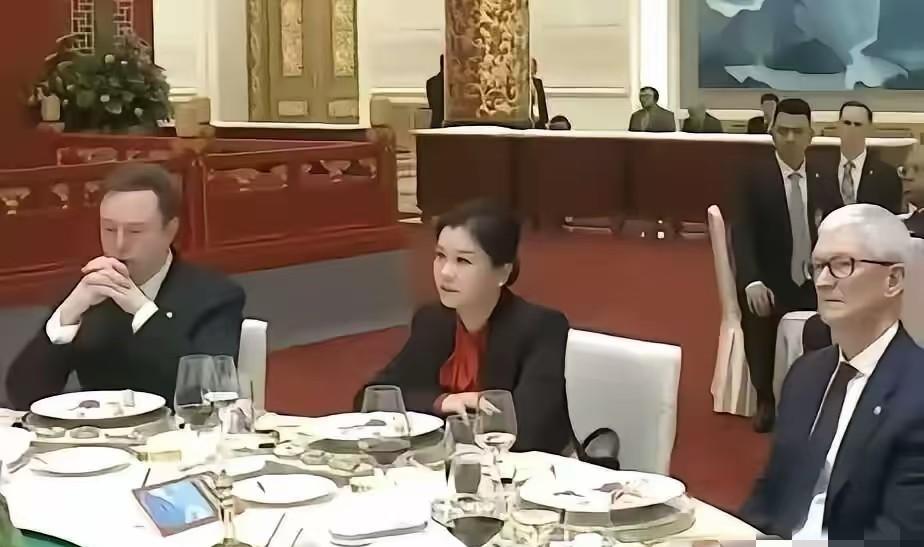 很多人好奇坐在马斯克和库克中间的女人是谁？她叫周群飞，早年出生于湖南湘乡，大专学