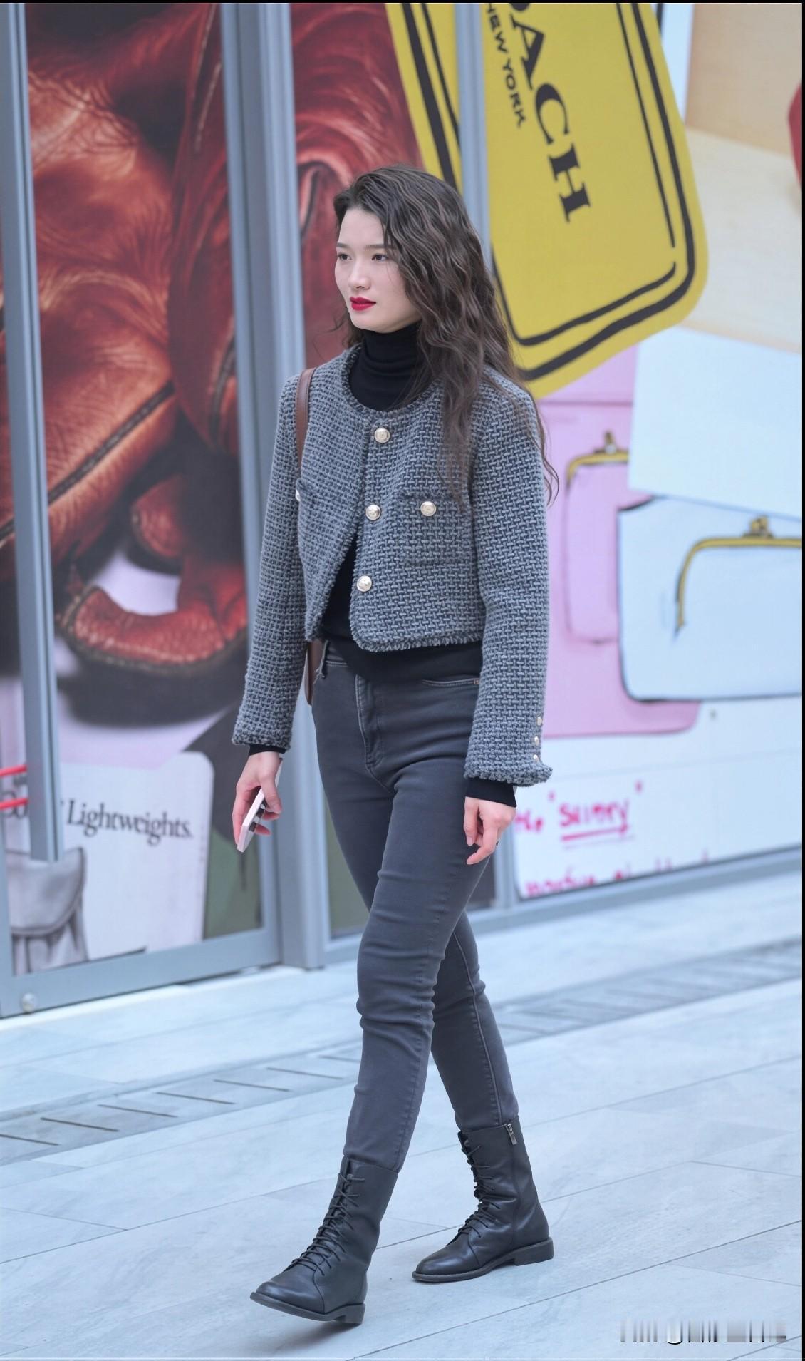 小香风外套+烟管裤，梨形身材也能穿出气质

以前总觉得小香风是别人的衣服。瘦的人