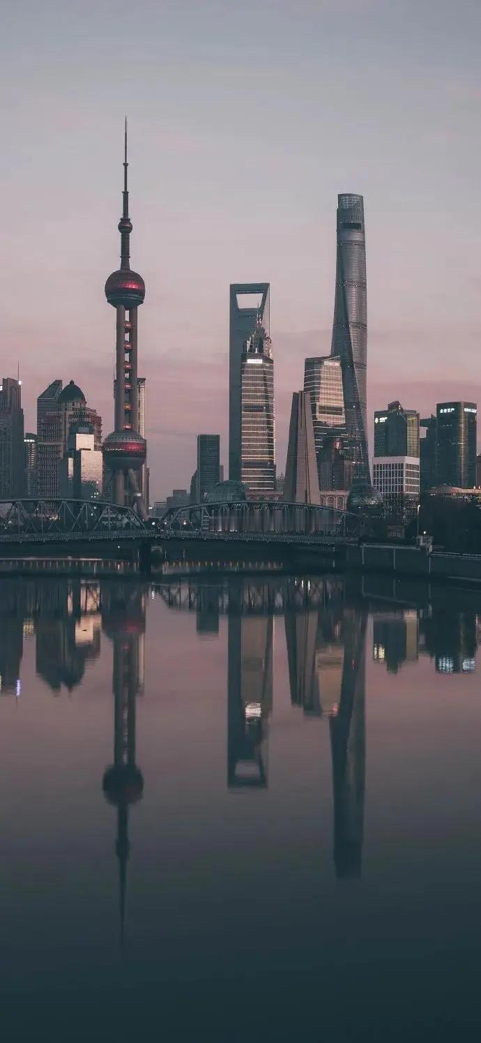 江南的暮春，烟雨如丝，织就一幅朦胧的画卷。在这如画的景致中，有一座古朴雅致的小镇