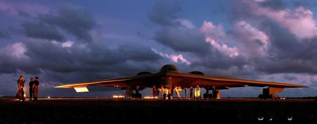 🇺🇸一架B-2“幽灵”隐形轰炸机正在关岛安德森空军基地为执行任务做准备，隶属