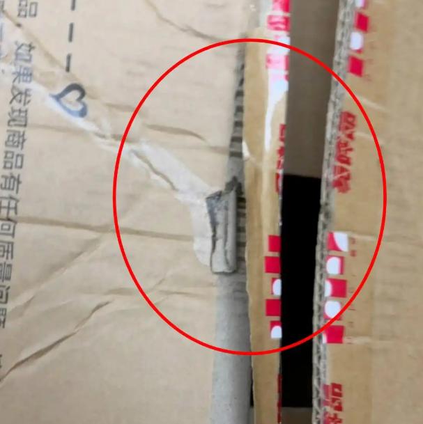 浙江一女子网购人形玩偶，拆箱那一刻直接裂开：上面残留不明液体，还飘着一股冲鼻恶臭