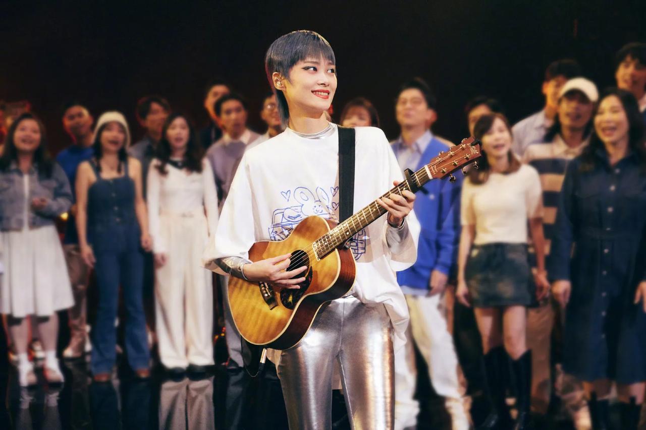 “音乐和人群始终会让我热泪盈眶”

李宇春说。在2024跨年晚会上，李宇春最后一