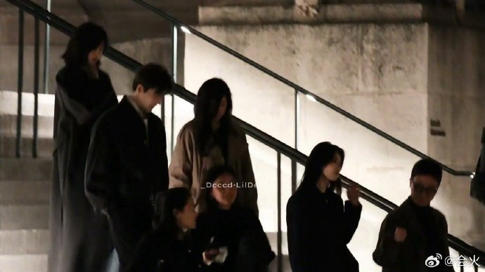 王安宇孙千裴秀智同框 王安宇孙千裴秀智同框，虽然有点暗但也难掩三位的美貌。 