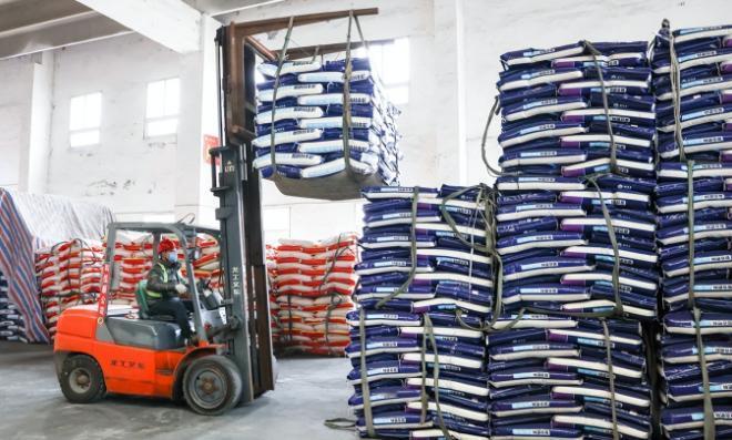 网上传疯了的“印度尿素招标没人接”，纯属谣言！真相是，二十多家供货商挤着投标，报