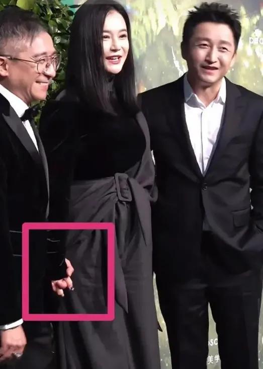 如果你是一个男人，一名拳王，你看到自己的老婆跟别的男人手牵手十指相扣...咱不说