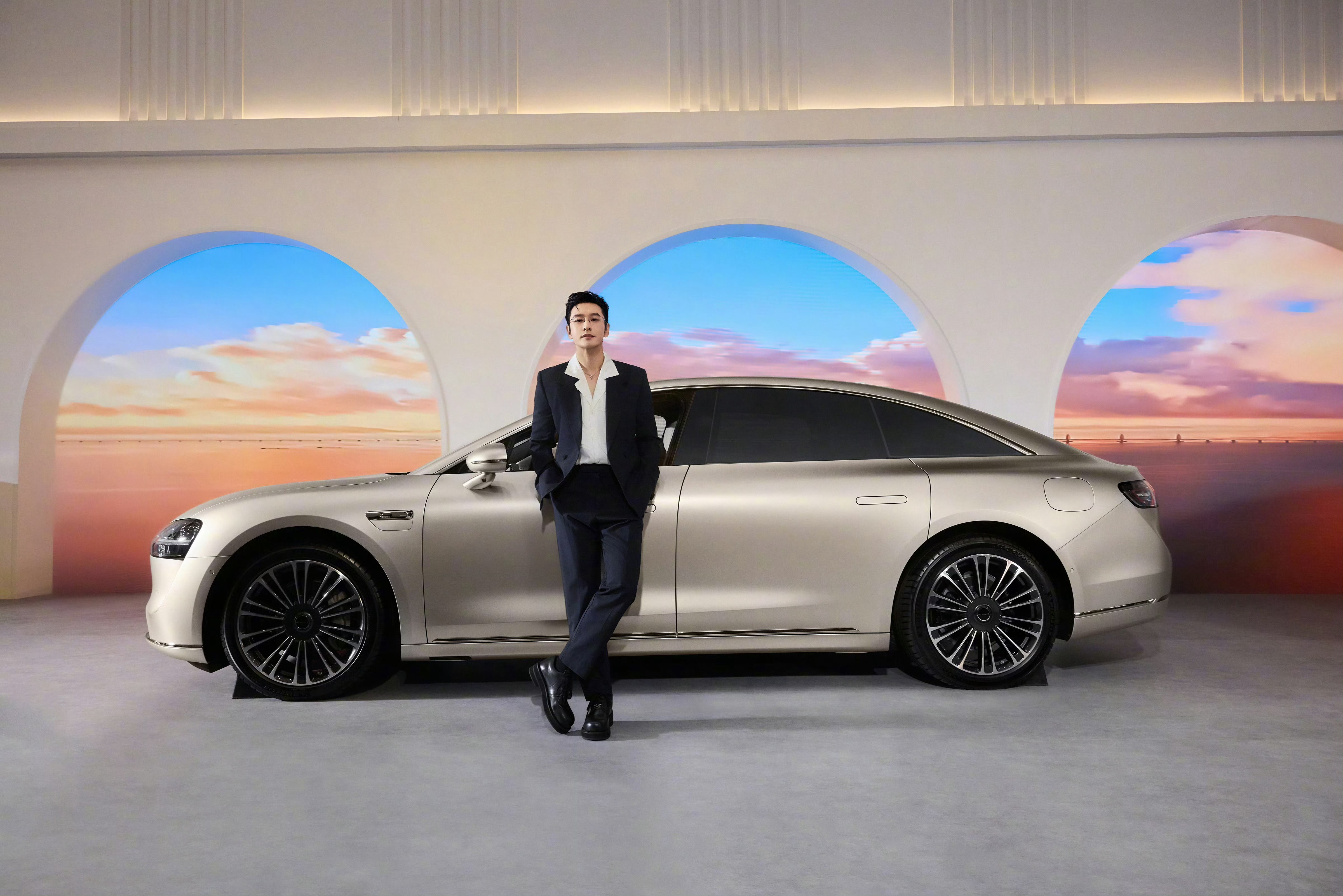#享界S9明星车主后援团#教主黄晓明和大嫂高叶算是请对了，这气质一下子就上去了[
