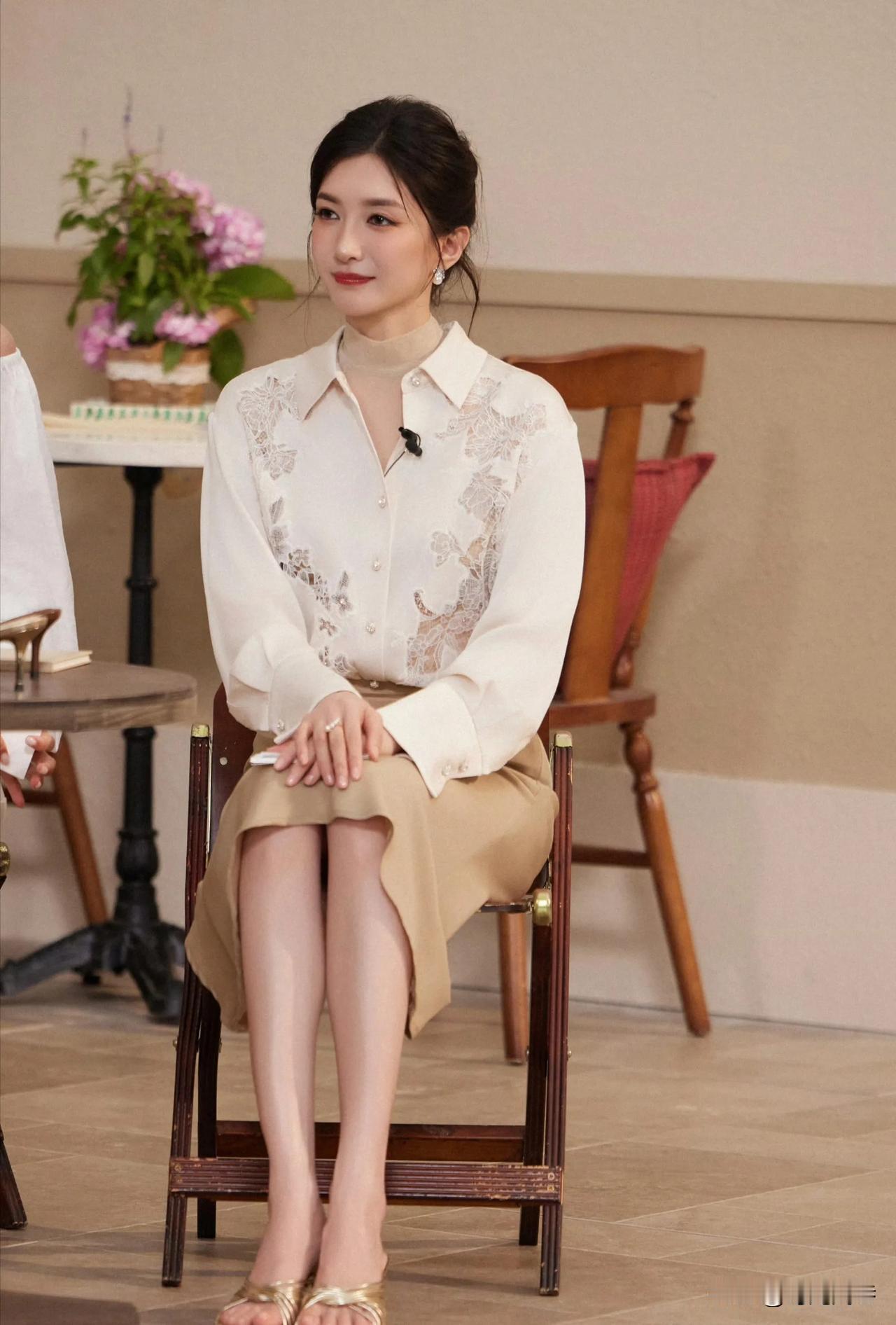 坐姿优雅端庄，笑容甜美可人，这就是气质超群的江疏影，一个集美貌与实力于一身的优秀