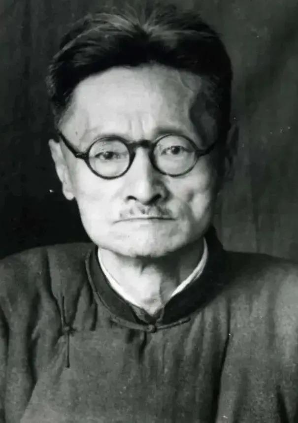 西南联大时期，刘文典自承家学，瞧不起只有小学学历的沈从文，公开质疑：“陈寅恪才是