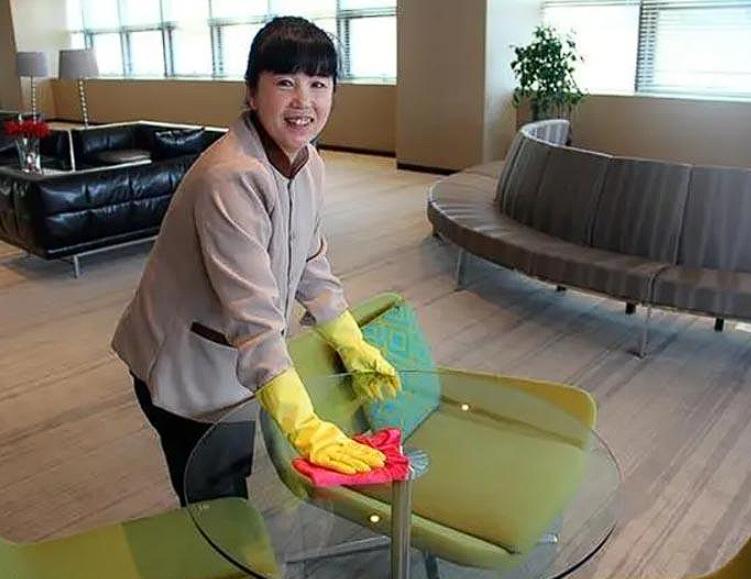 浙江杭州，一位大妈辛苦打工10年，终于存下了20万元。她心想，这些钱得放在银行里