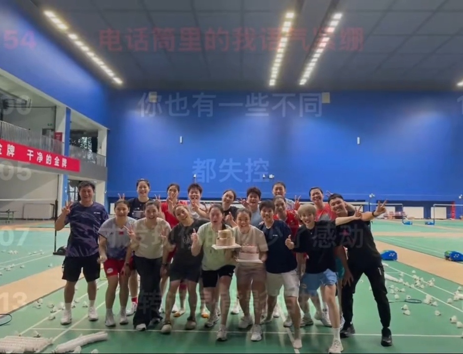 报告！女双队伍里出现了混女！ 我们女双编外人员很活泼开朗！ ​​​