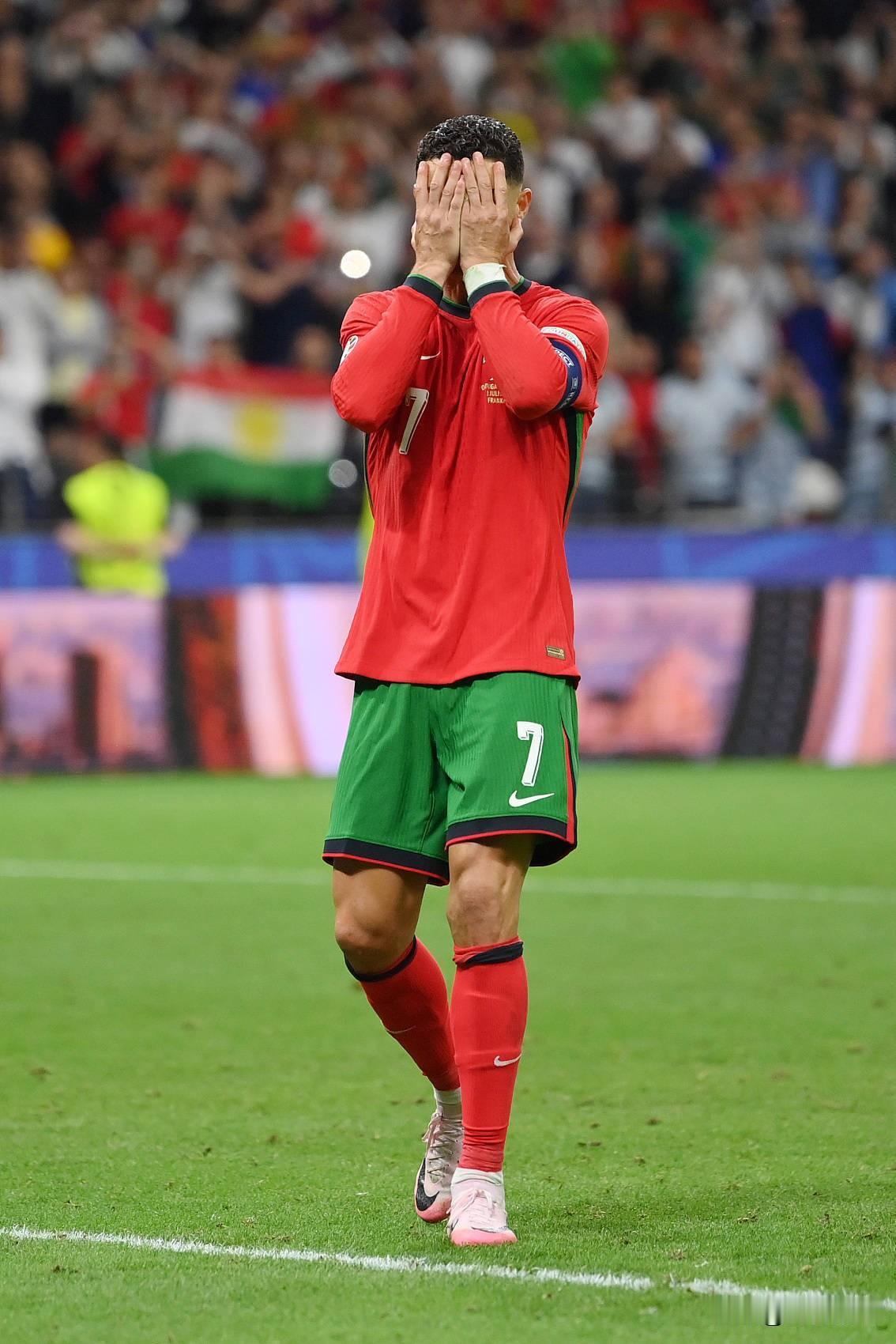 说实话，如果没有C罗，我根本不会去关注葡萄牙国家队足球⚽。
 
是的，没有c罗，