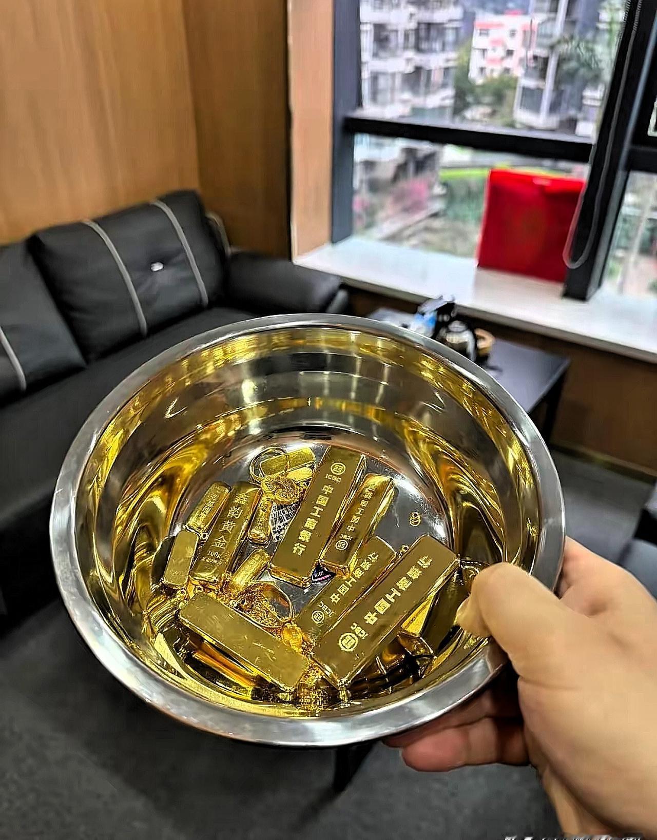 2022年听侄女劝，在银行花9万3买了200克金条，当时就想当存钱，现在金价猛涨