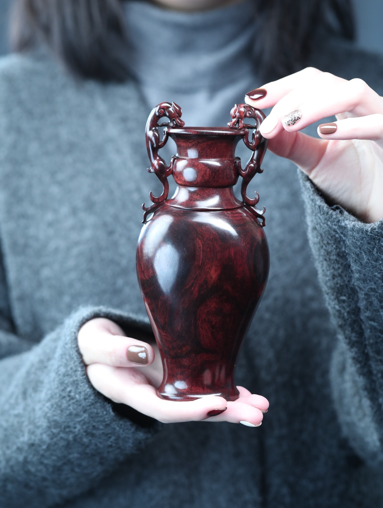 黄花梨 | 螭龙双耳瓶精选海南西部紫油梨老料整木雕琢，质地油密，木色沉郁紫红，瓶