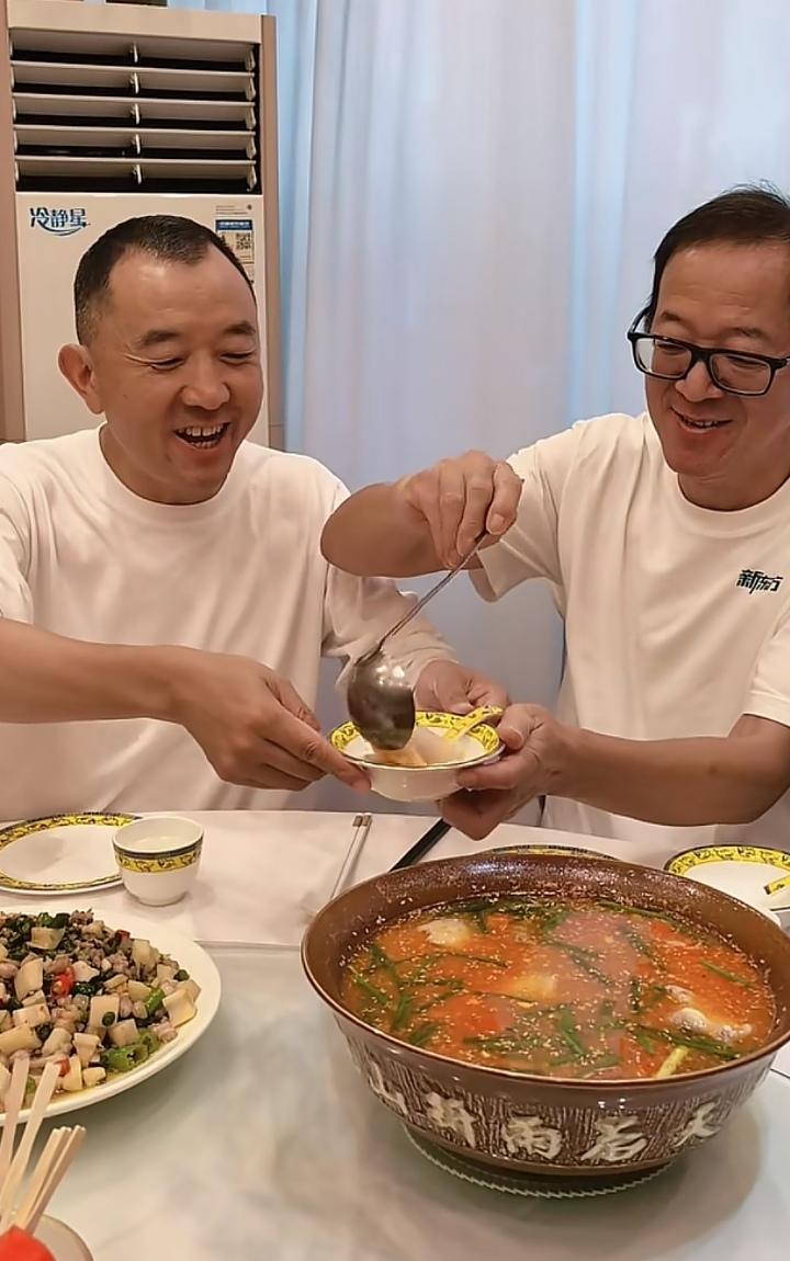 陈行甲这待遇不错啊，老板俞敏洪饭桌上亲自给他盛酸汤鱼。

长江三峡的鱼看着就好吃