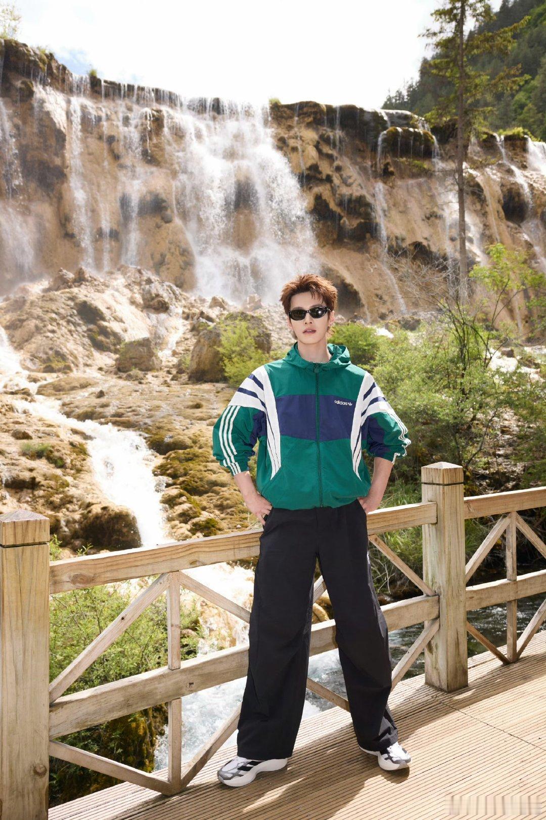 何与风采依旧何与复刻小时候自己 何与复刻小时候自己，帅成这样 