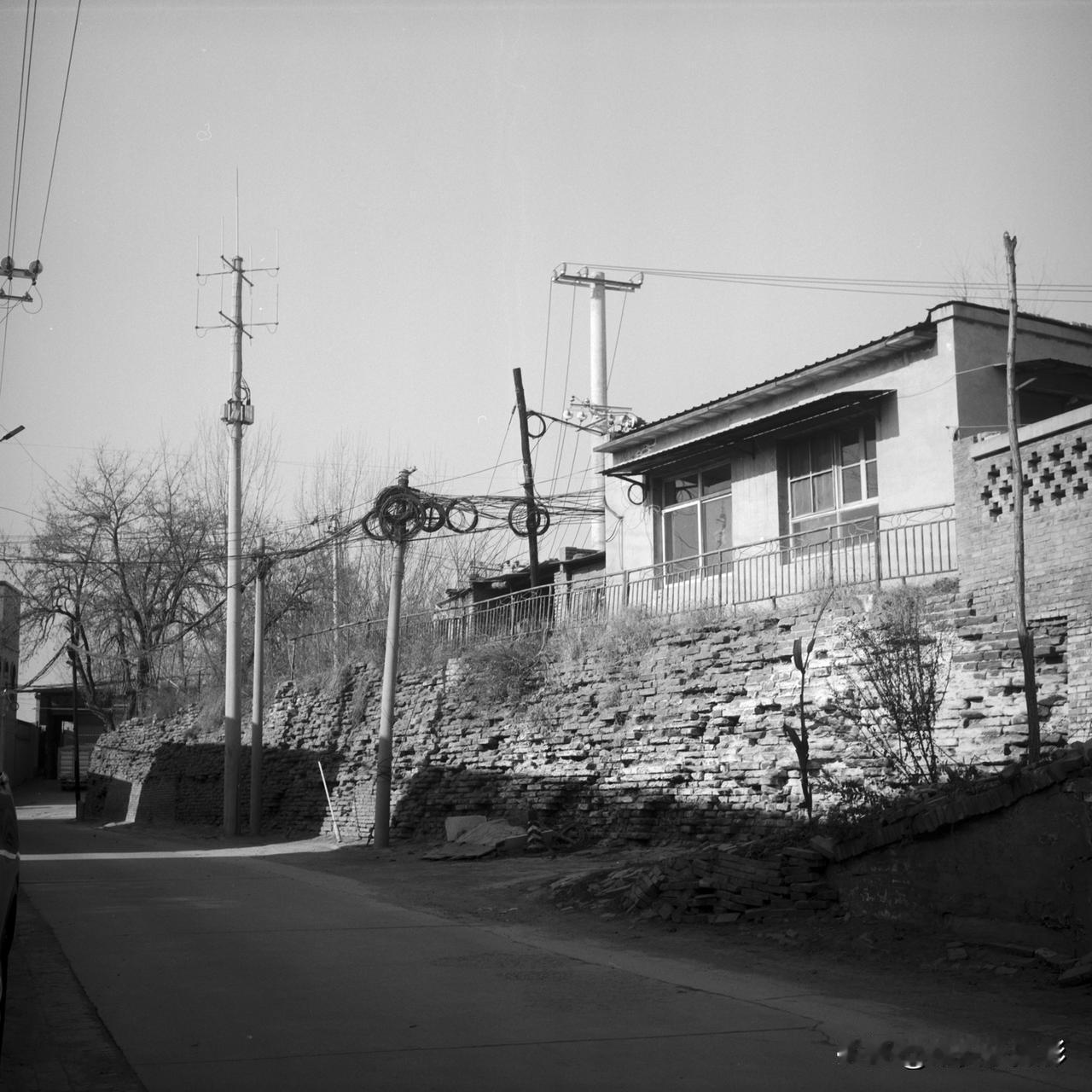 盖在古城墙上的房子，想想就觉得奇妙。在这样的城墙上盖房子，这画面太有冲击力了。