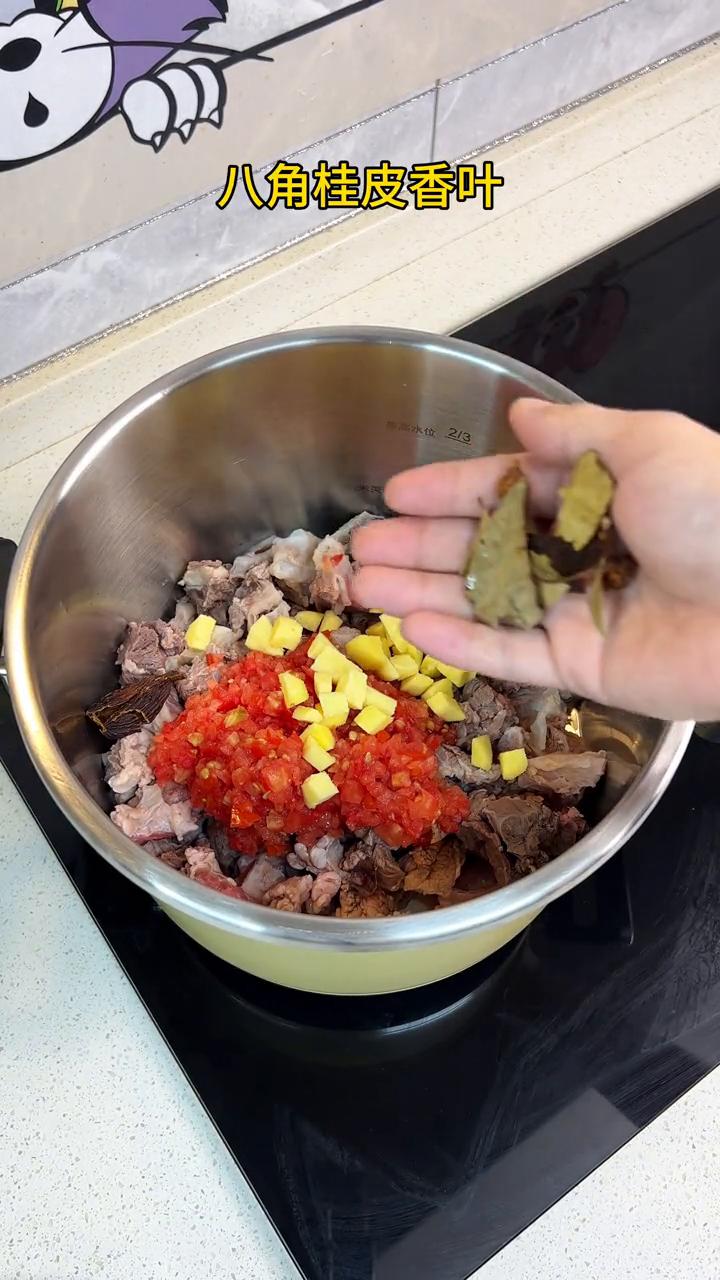 番茄土豆牛腩。
·牛腩直接下高压锅，再倒入番茄汁。
·下小半碗姜丁、去籽草果、八