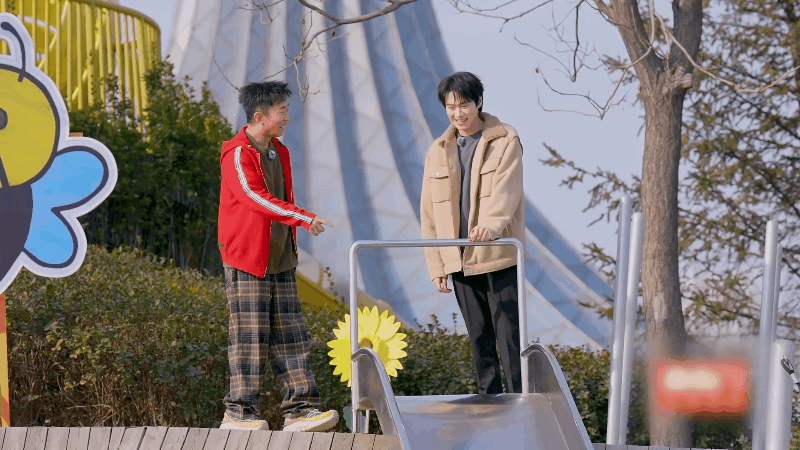 魏大勋屁股凉凉的 就这个连环剧爽，王传君擦滑梯忘了收尾，魏大勋直接滑进积水里。那