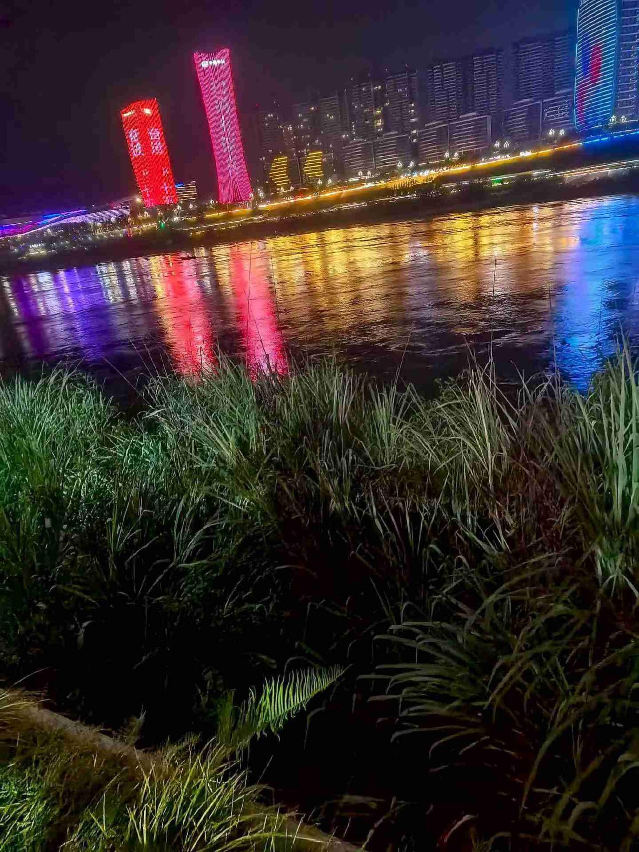 又被凌晨的地震摇醒了，想起身下楼，可去哪儿？出去喂蚊子吗？


这段时间宜宾持续