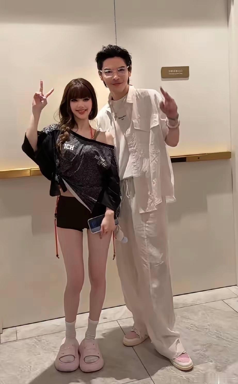 向佐与赵露思近照，他的风格改变了很多7月11日，向佐看赵露思澳门演唱会，两人在后