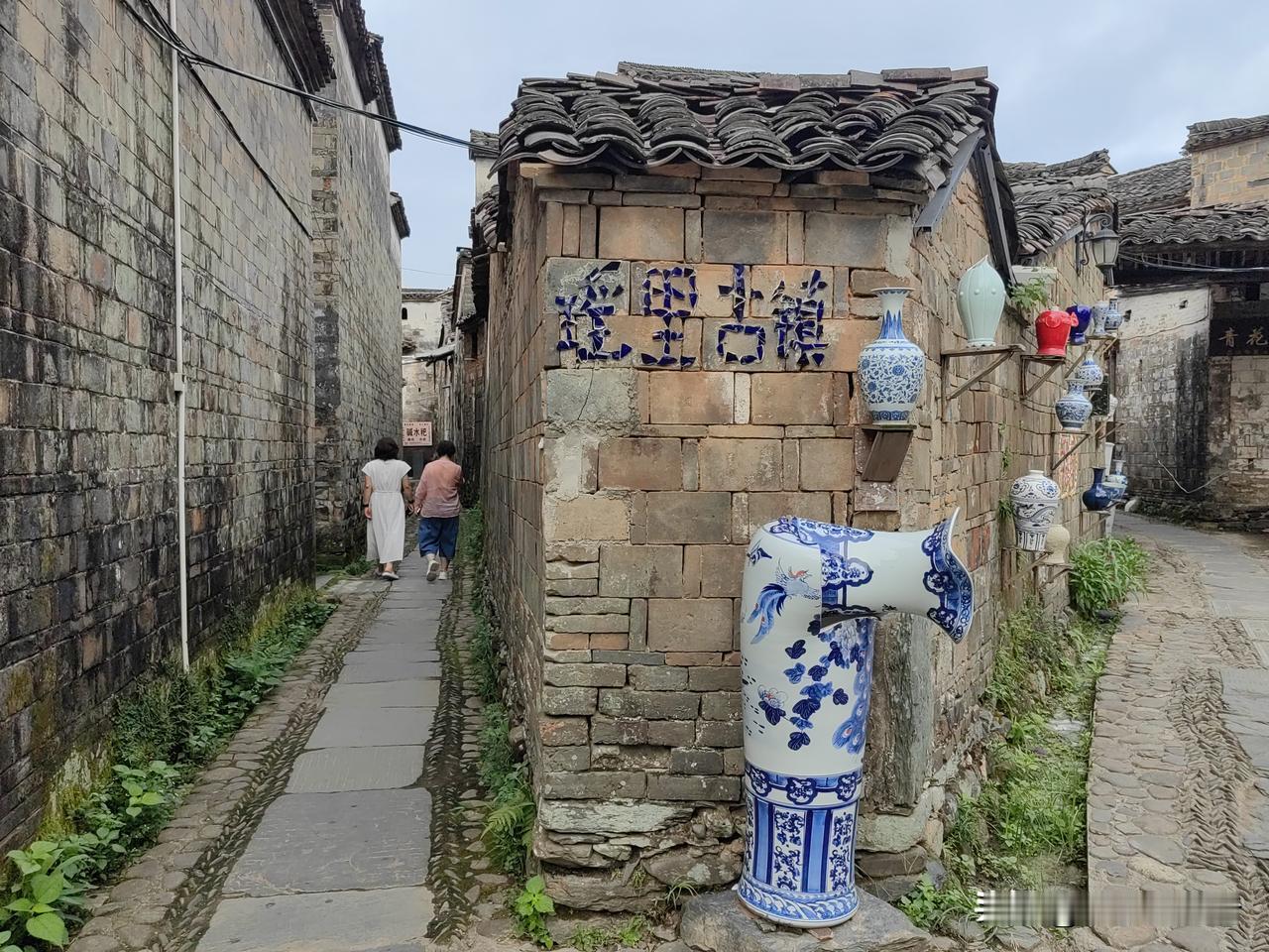 瑶里古镇，仅仅收费3天，便因居民的强烈反对而取消，至今不收门票，免费开放，停车费