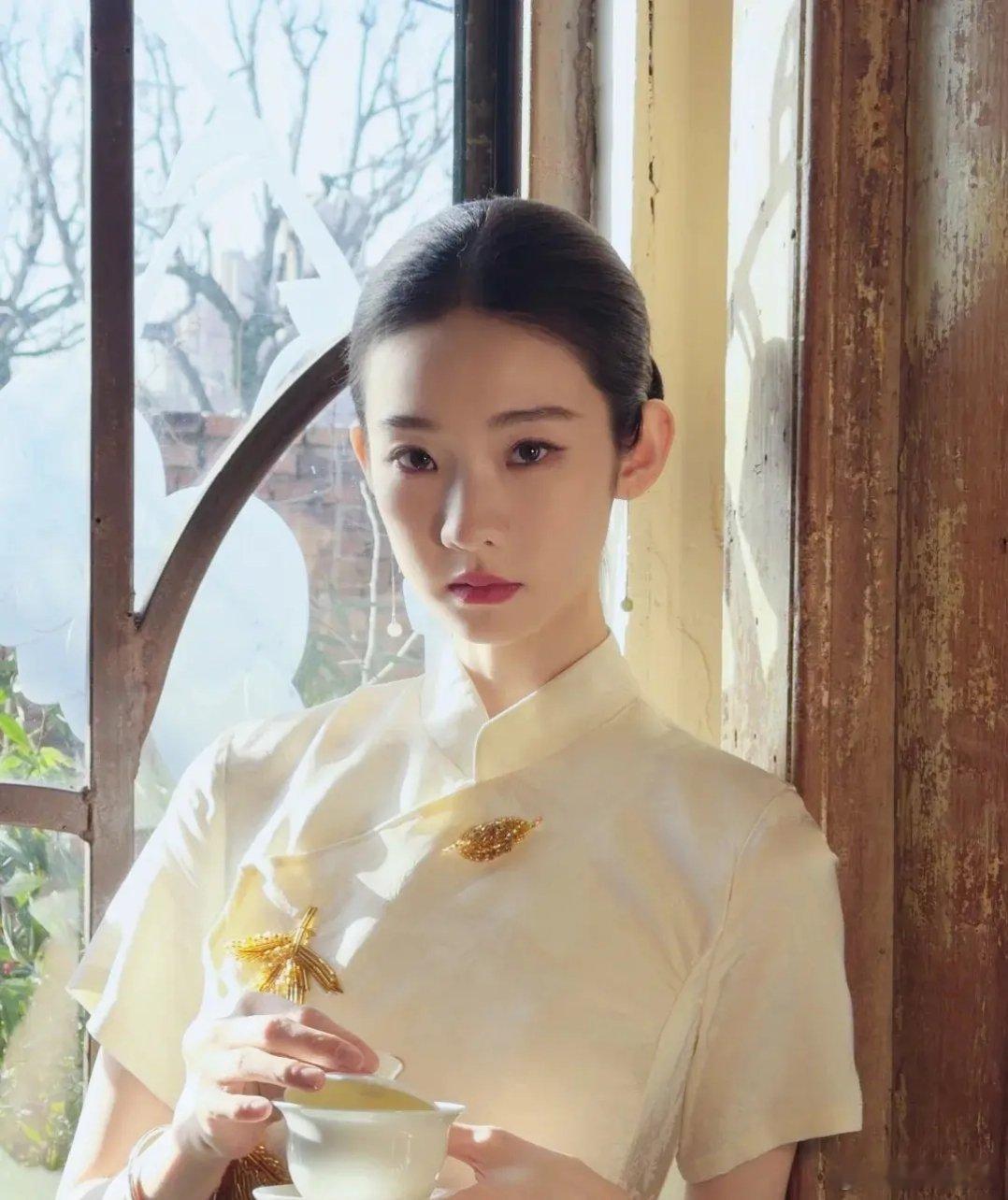 我觉得张艺凡不用做流量花，就走现在这个路线也挺好，她适合青衣 