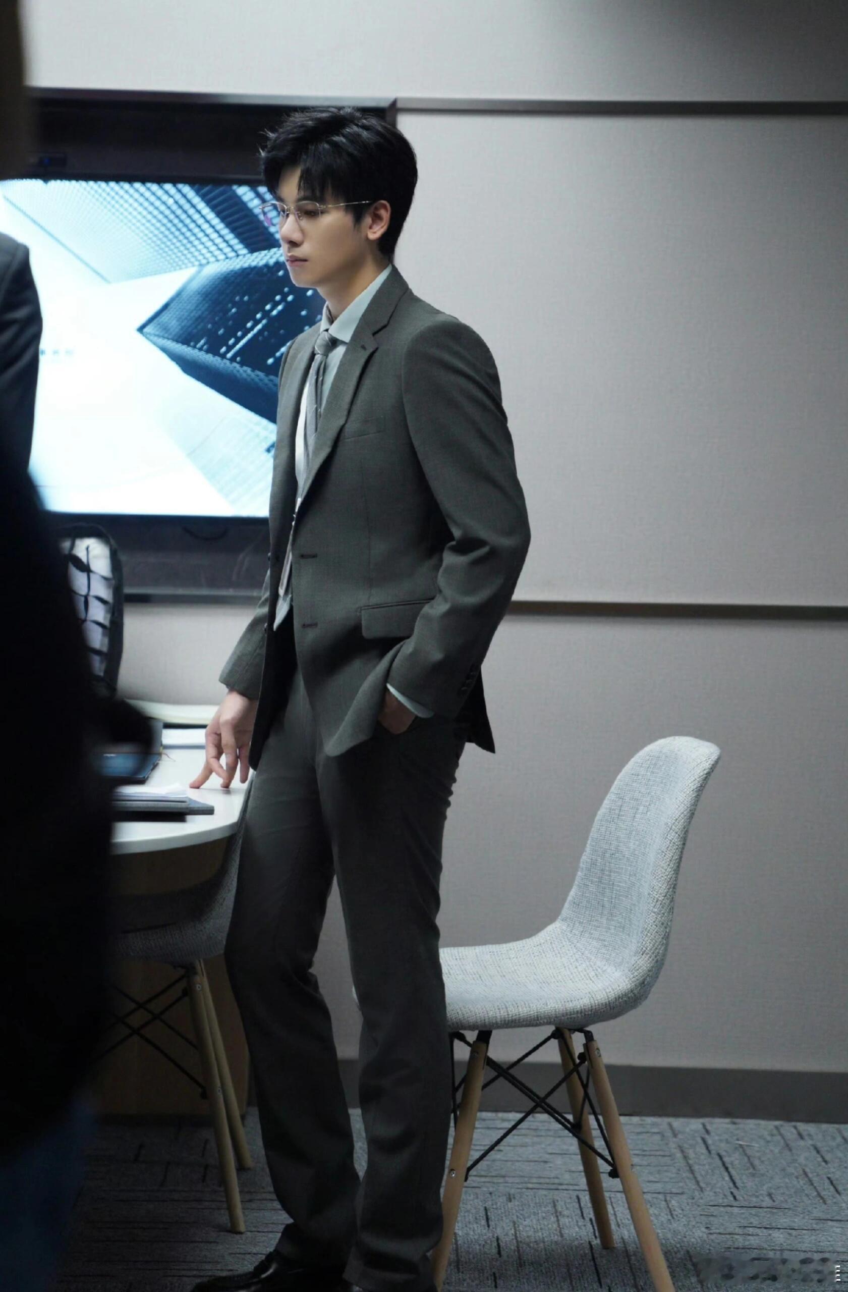 胡先煦二十一世纪的性感是大脑每次看江晨都觉得脑袋才是最性感的器官。小胡演的这个律