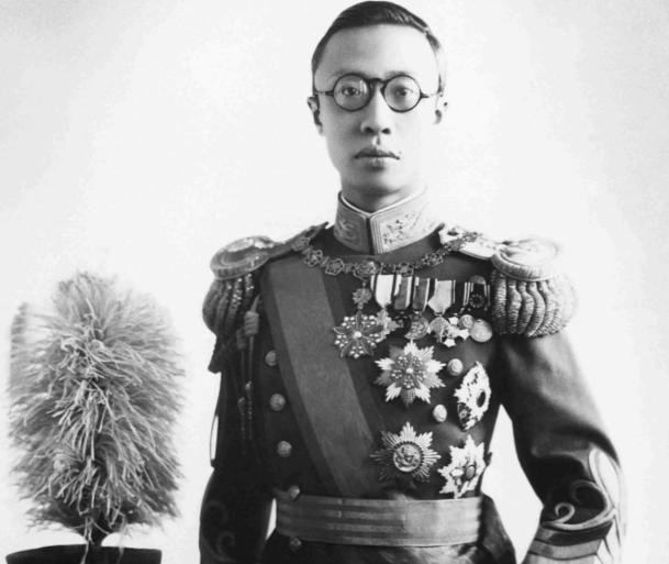 溥仪在“伪满”的权力有多大？别被他装孙子的一面给骗了。溥仪回忆录当中，他声称自己