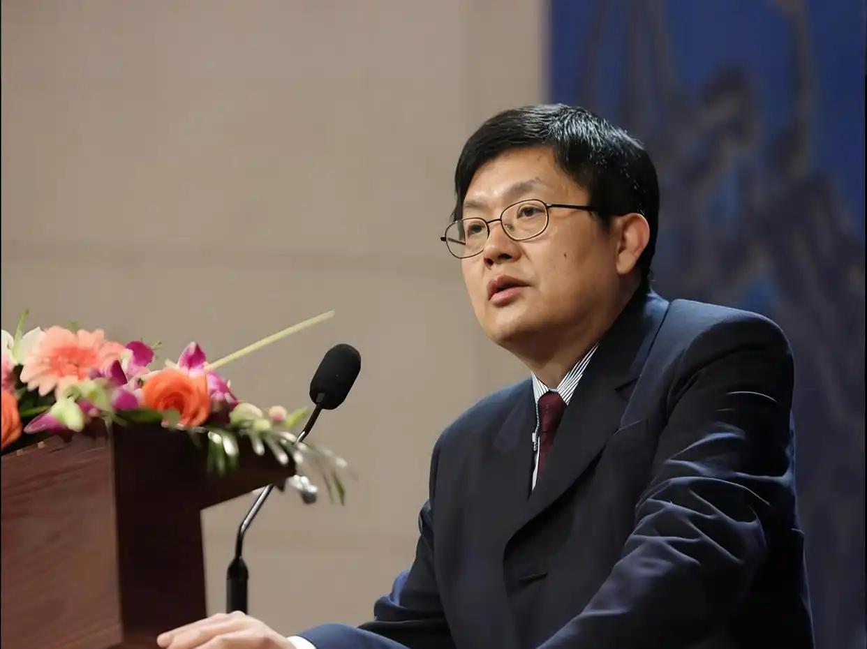 中方曾呼吁谨慎前往日本，然而复旦大学的冯玮却高调推荐中国学生去日本，并把这种与中